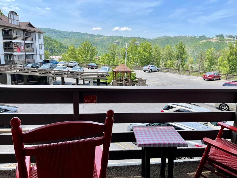 Relaxing Mountain Condo In Gatlinburg With City View ! Eksteriør bilde